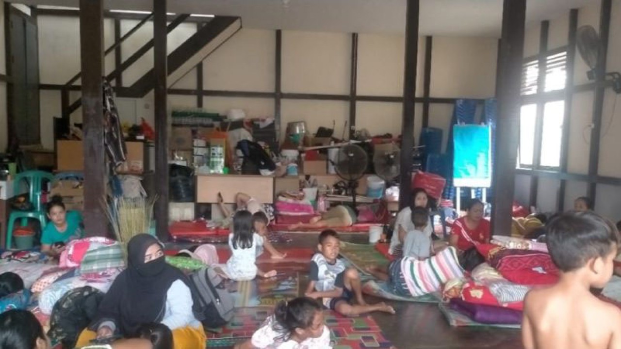 Warga Singkawang yang mengungsi di Posko Pengungsian akibat banjir yang menggenangi rumah mereka (Rudi)