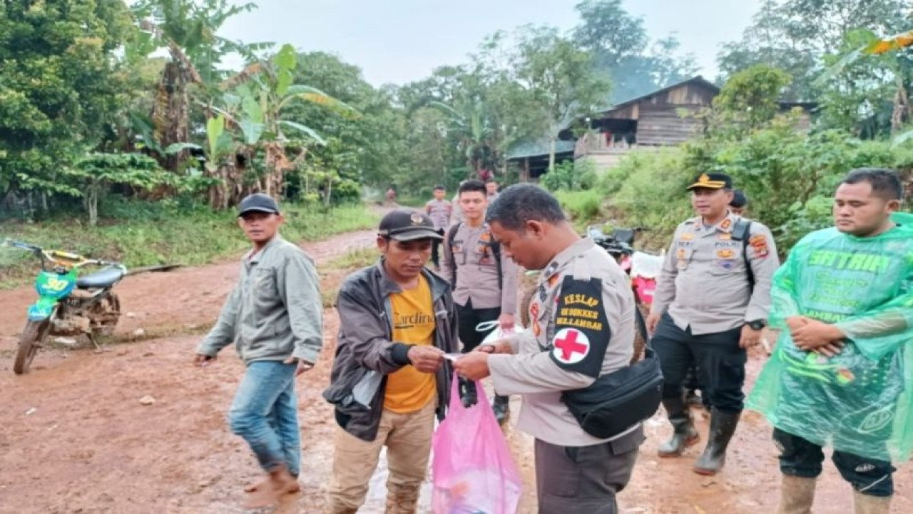 Sejumlah warga dan tim gabungan bencana di Lampung Barat (ANTARA/HO)