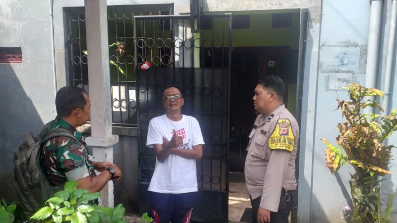 Personel Bhabinkamtibmas Polsek Warung dan Babinsa Koramil Warudoyong saat melaksanakan patroli dialogis dengan menyambangi warga Kecamatan Warudoyong, Kota Sukabumi, Jabar pada Rabu, (22/3/2023). ANTARA/Aditya Rohman