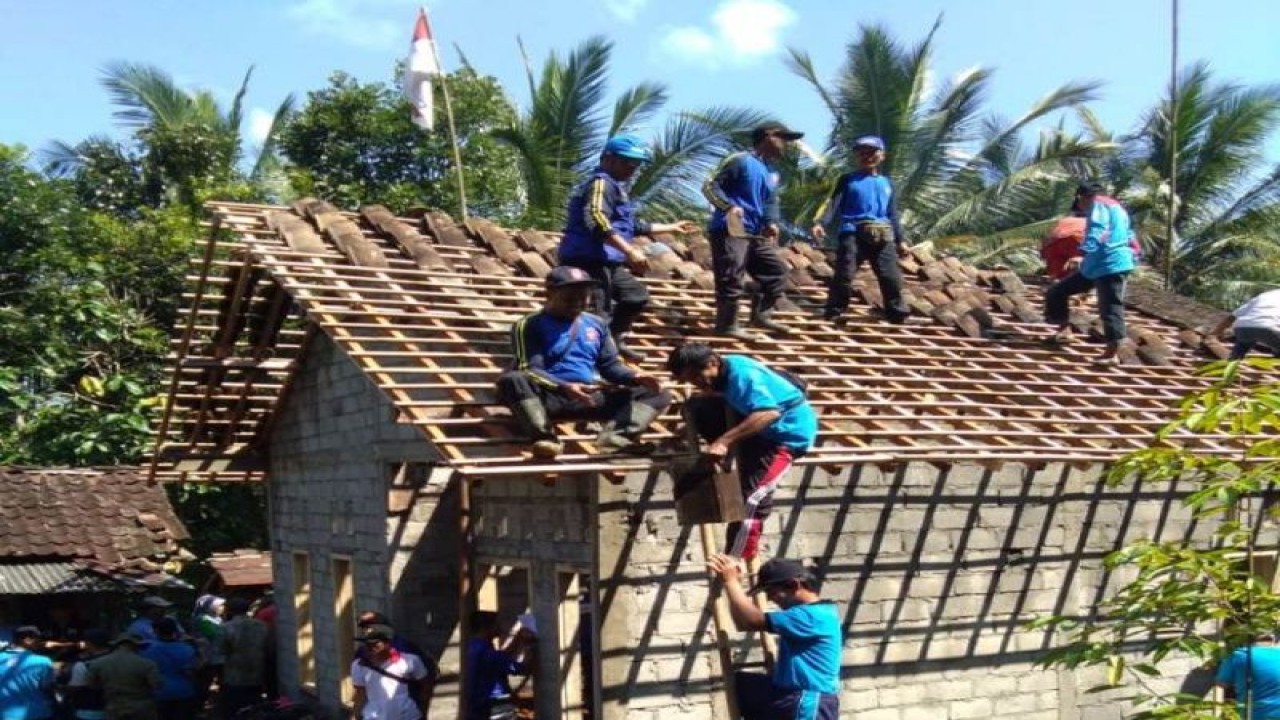 Bedah rumah warga kurang mampu di Kulon Progo. (ANTARA/HO-Humas Pemkab Kulon Progo)