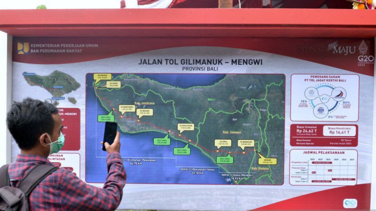 Warga mengamati gambar rencana proyek pembangunan Jalan Tol Gilimanuk-Mengwi. ANTARA/Naufal Fikri Yusuf