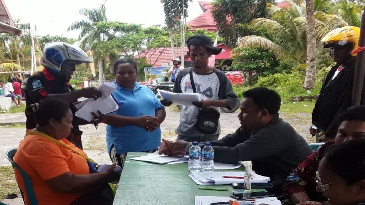 Warga kurang mampu penerima manfaat sedang menyalurkan bantuan langsung tunai kemiskinan ekstrem 2023 di Kantor Pos Indonesia Biak. ANTARA/Muhsidin