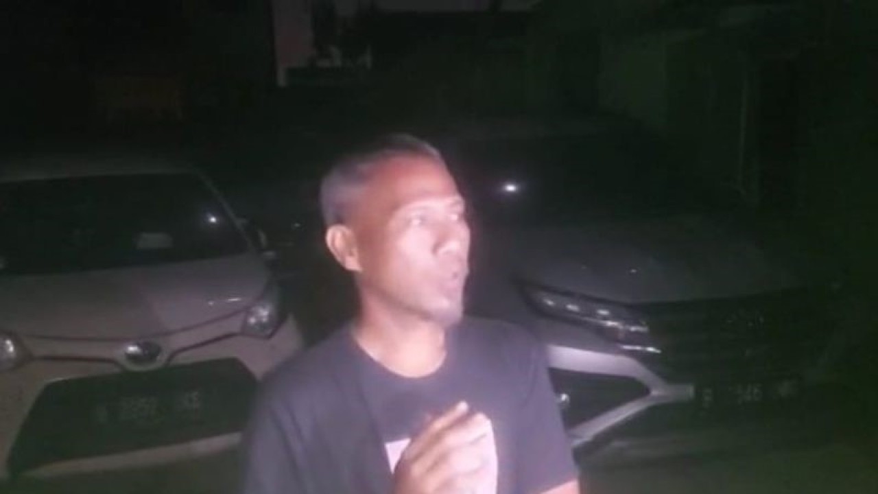 Salah satu warga di sekitar Depo Pertamina Plumpang, Heru Bangun, menceritakan kondisi terkini di lokasi, Sabtu malam (4/3/2023). (ANTARA/Ricky Prayoga)