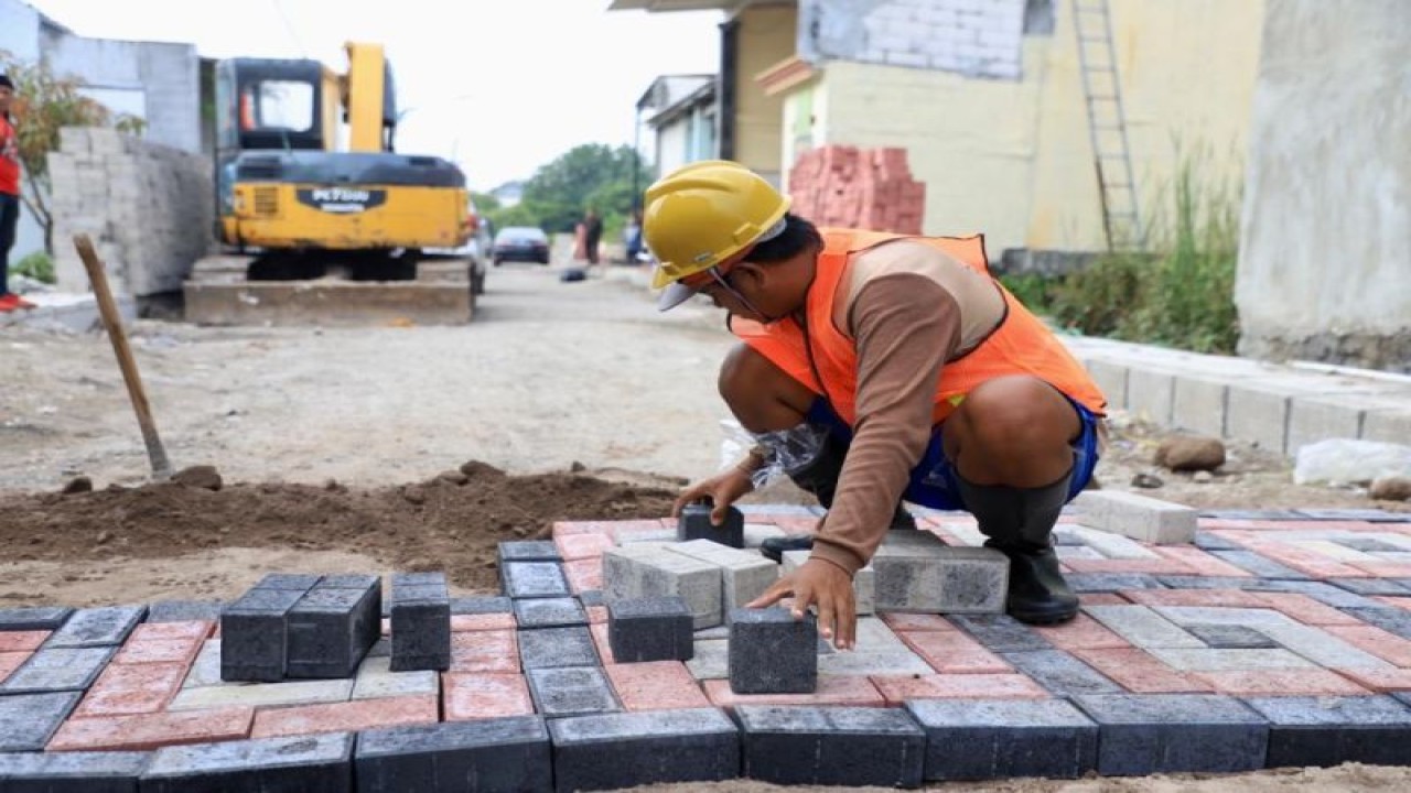 Wakil Wali Kota Surabaya Armuji saat inspeksi ke lokasi proyek pembangunan paving dan sluran di kawasan Medokan Ayu, Kota Surabaya, pada Senin (27/3/2023). (ANTARA/HO-Pemkot Surabaya)