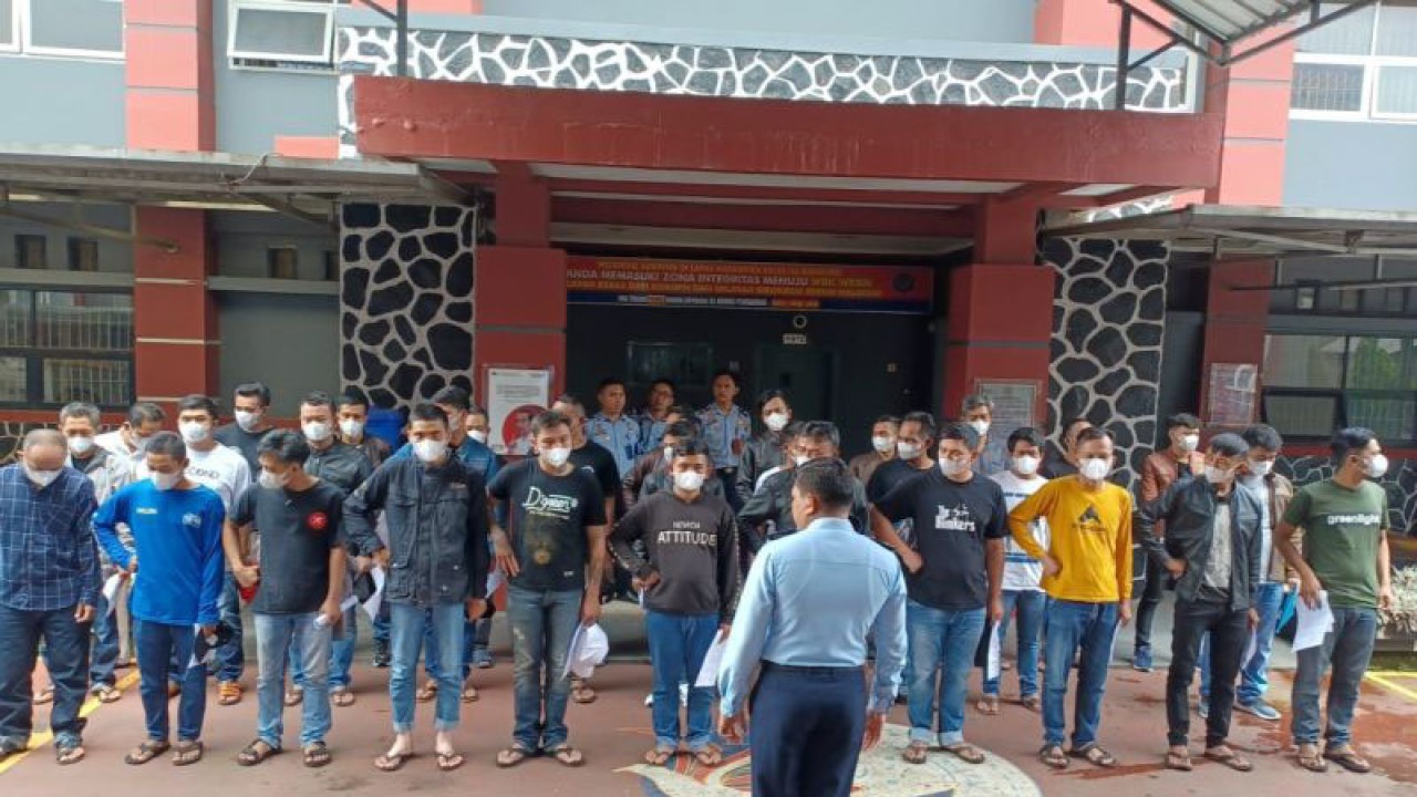 Sebanyak 32 warga binaan pemasyarakatan (WBP) di Lapas Jelekong bebas melalui asimilasi dan pembebasan bersyarat. (ANTARA/Bagus Ahmad Rizaldi)