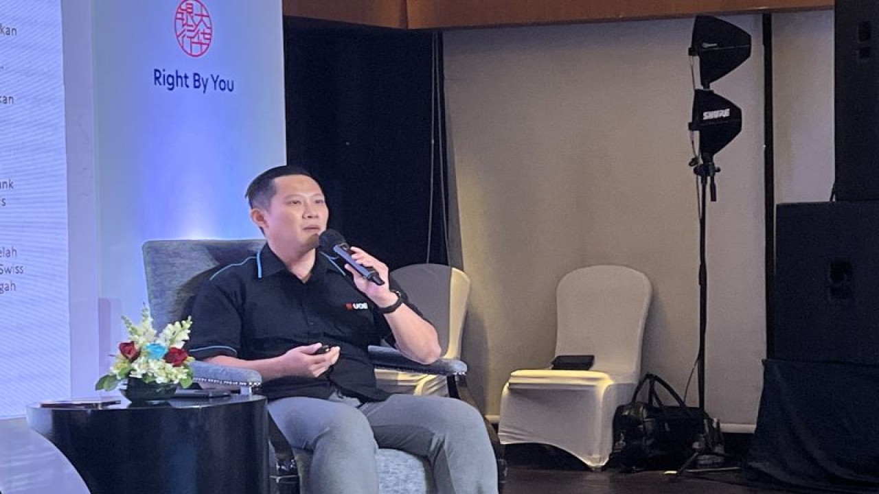 Wealth Advisory Head UOB Indonesia Diendy Liu saat memberikan pemaparan dalam Media Gathering dan Literasi "Preserve and Grow Your Wealth Through Risk-First Approach” di Teras Ramayana, Hotel Indonesia Kempinski, Jakarta, Kamis (30/3/2023). ANTARA/M. Baqir Idrus Alatas