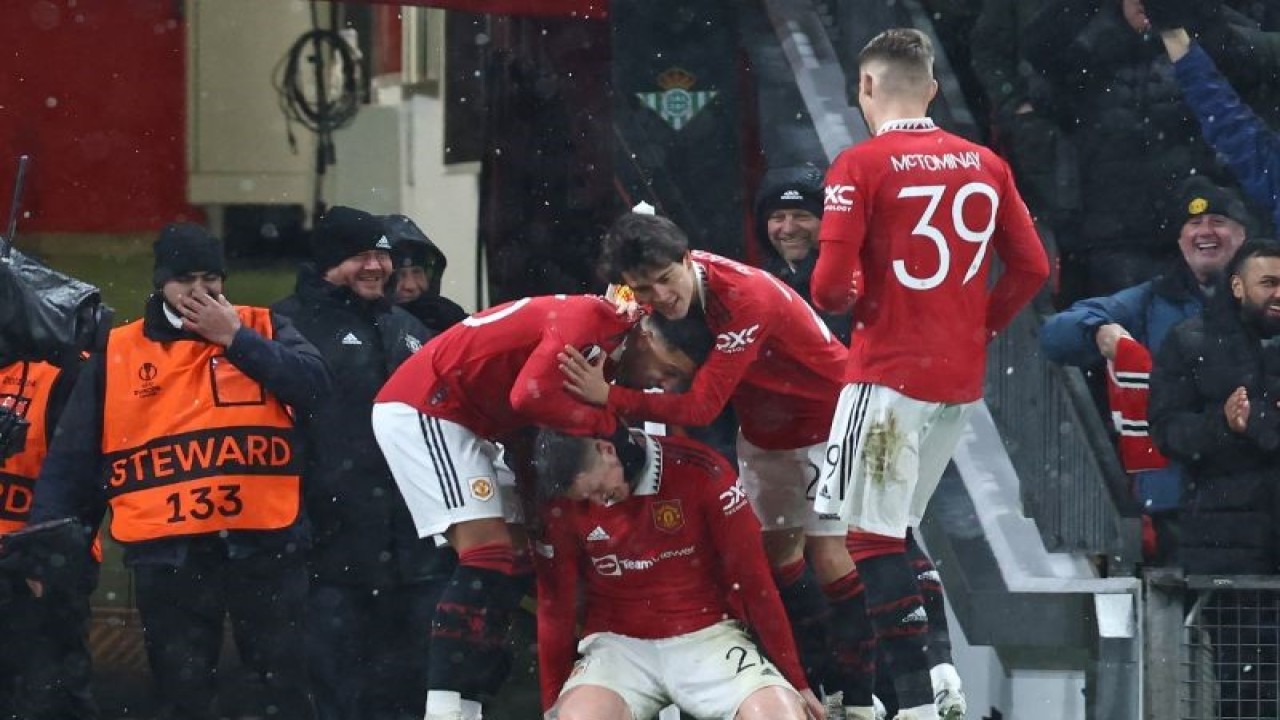 Selebrasi Wout Weghorst (tengah) setelah mencetak gol keempat Manchester United dalam pertandingan leg pertama babak 16 besar Liga Europa lawan Real Betis di Old Trafford pada 10 Maret 2023. ANTARA/AFP/DARREN STAPLES