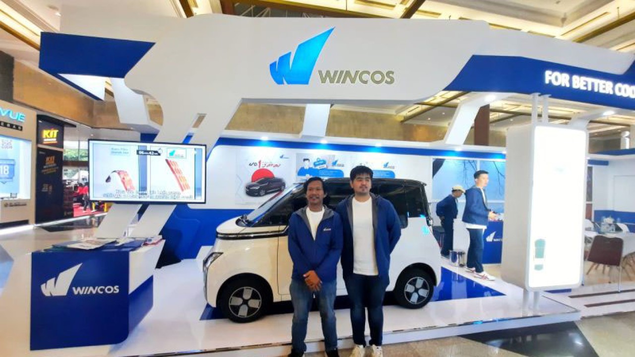 Marketing Manager PT. Krisant Pundimas Sejahtera, Sole Distributor Kaca Film Wincos, Michael Wibowo berfoto usai jumpa wartawan di GJAW. (ANTARA/Chairul Rohman)