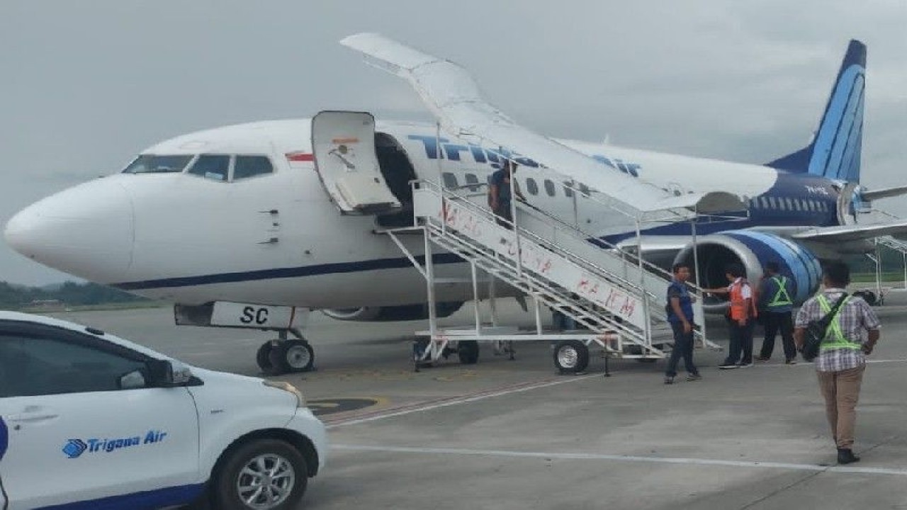 Pesawat Boeing 737-500 milik Trigana ditembak Kelompok Kriminal Bersenjata (KKB) di Dekai, Papua Pegunungan pada Sabtu (11/3/2023). ANTARA/HO-Dokumen Pribadi.