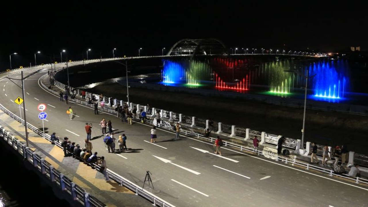 Wisata Air Mancur Menari yang berada di sisi selatan  Jembatan Suroboyo (FOTO ANTARA/HO-Diskominfo Surabaya)