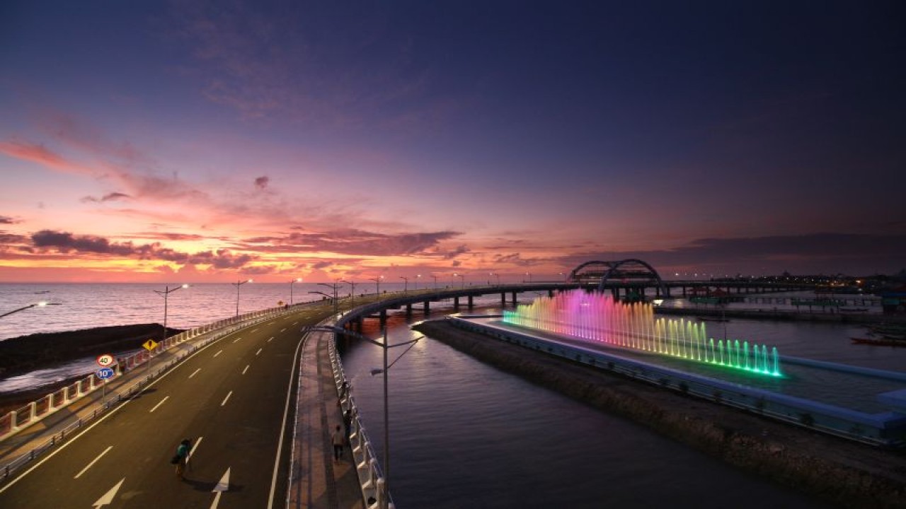 Wisata Air Mancur Menari yang berada di sisi selatan Jembatan Suroboyo (ANTARA/HO-Diskominfo Surabaya)