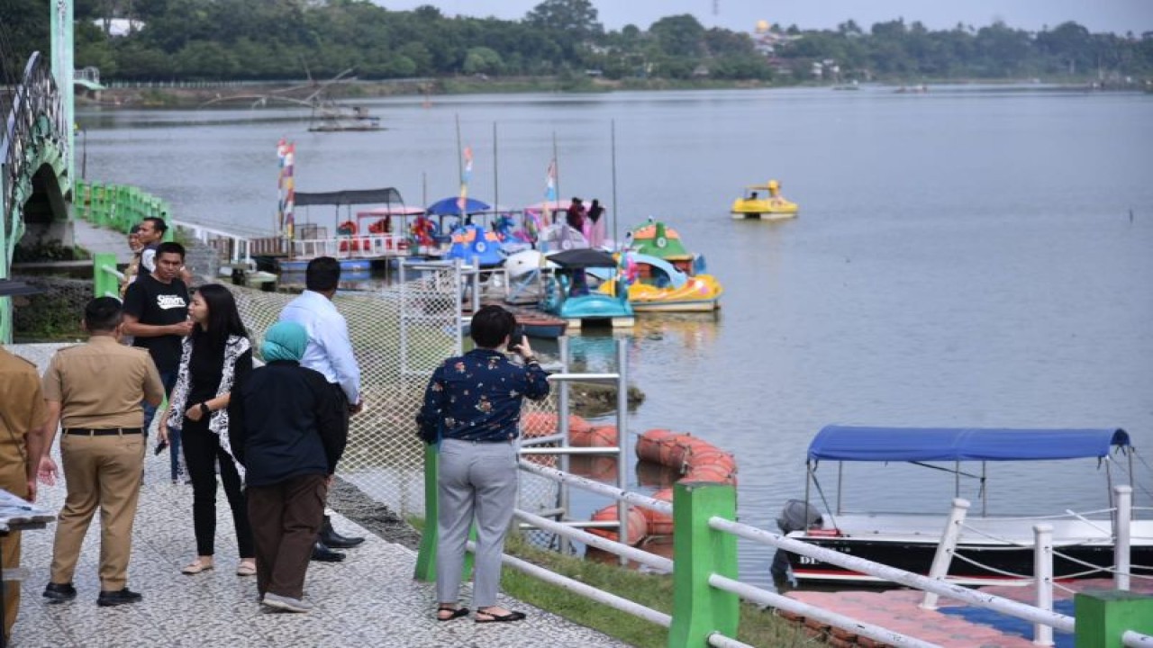 Kunjungan tim Temasek Foundation Urban Resilience Programme (TFURP) Singapura ke Danau Sipin Kota Jambi, Kamis (9/3/2023) (FOTO ANTARA/HO-Diskominfo Kota Jambi)