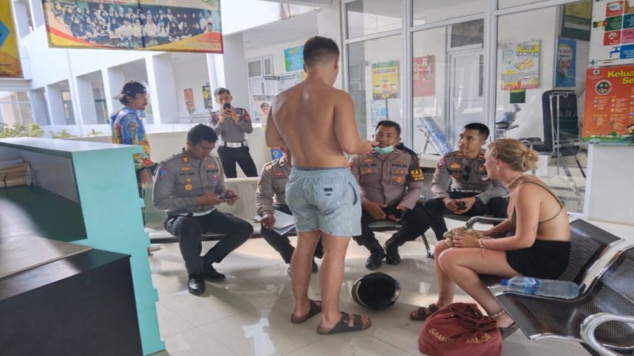 Teman korban wisatawan asing yang meninggal kecelakaan saat ditanya aparat setempat (ANTARA/HO-Humas Polres Lombok Tengah)