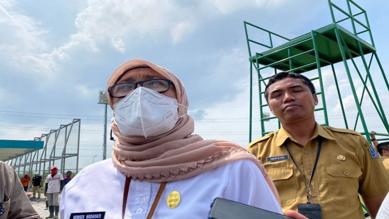 Kepala Disbudporapar Kota Surabaya Wiwiek Widayati memberikan keterangan soal progres di Stadion Gelora Bung Tomo (GBT), Senin (13/3/2023). (ANTARA/Ananto Pradana)