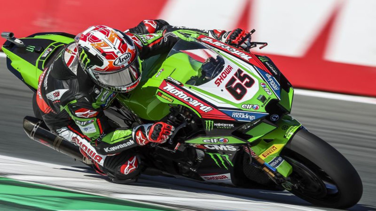 Pebalap Jonathan Rea berpacu saat sesi free practice di WSBK yang digelar di TT Circuit Assen in Assen pada 22 April 2022. (ANTARA/AFP/VINCENT JANNINK)