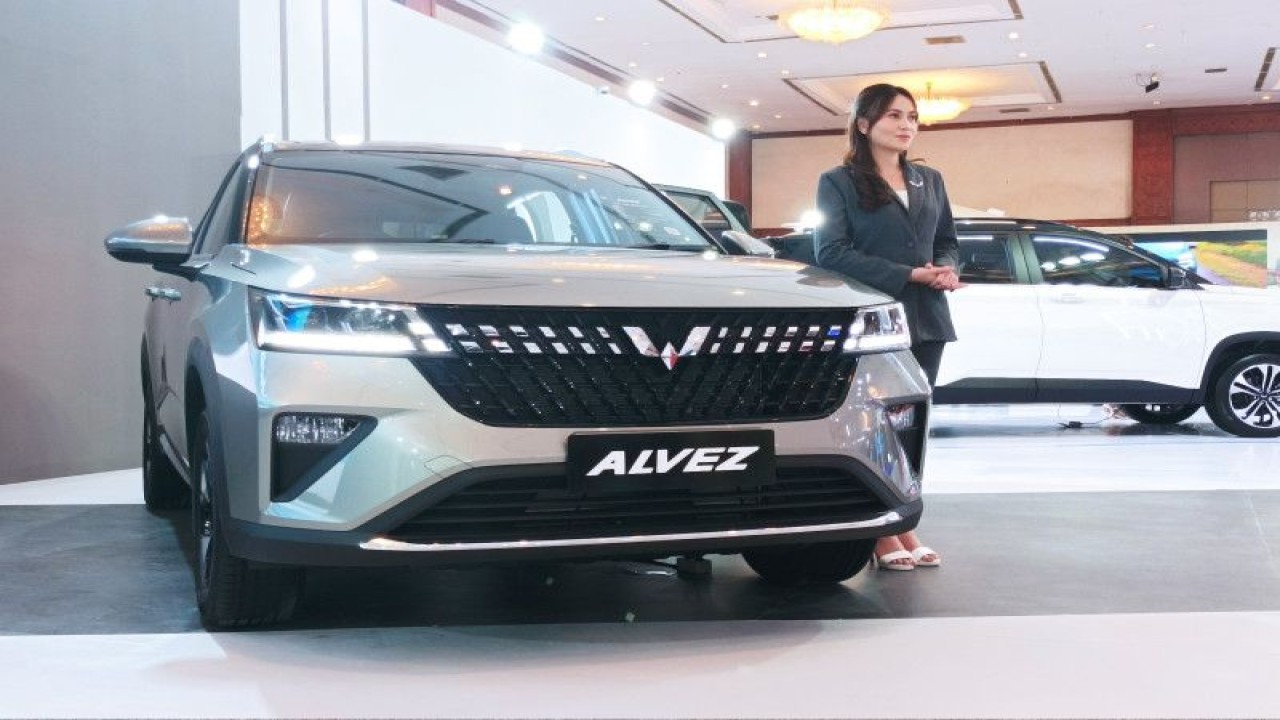 Wuling Alvez yang dipamerkan pada ajang Gaikindo Jakarta Auto Week (GJAW) 2023. (ANTARA/Ho)