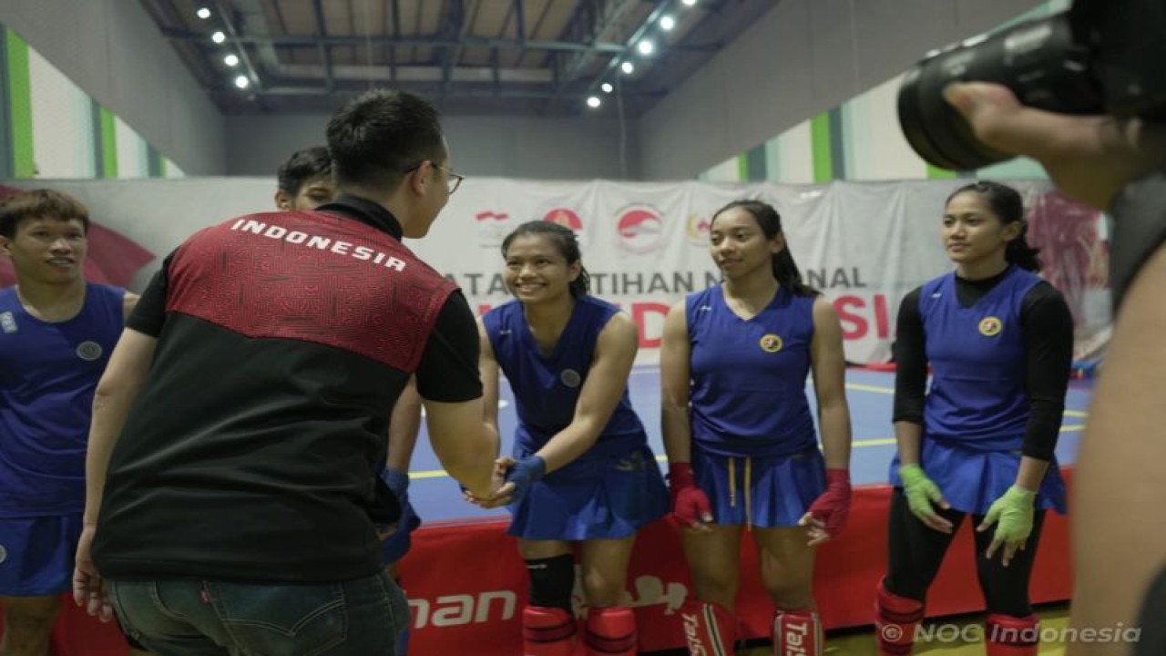 CdM Lexyndo Hakim dan tim mengunjungi pelatnas wushu untuk SEA Games Kamboja di GBK Arena, Senayan, Jakarta, Selasa (7/3/2023). (ANTARA/HO-NOC Indonesia)