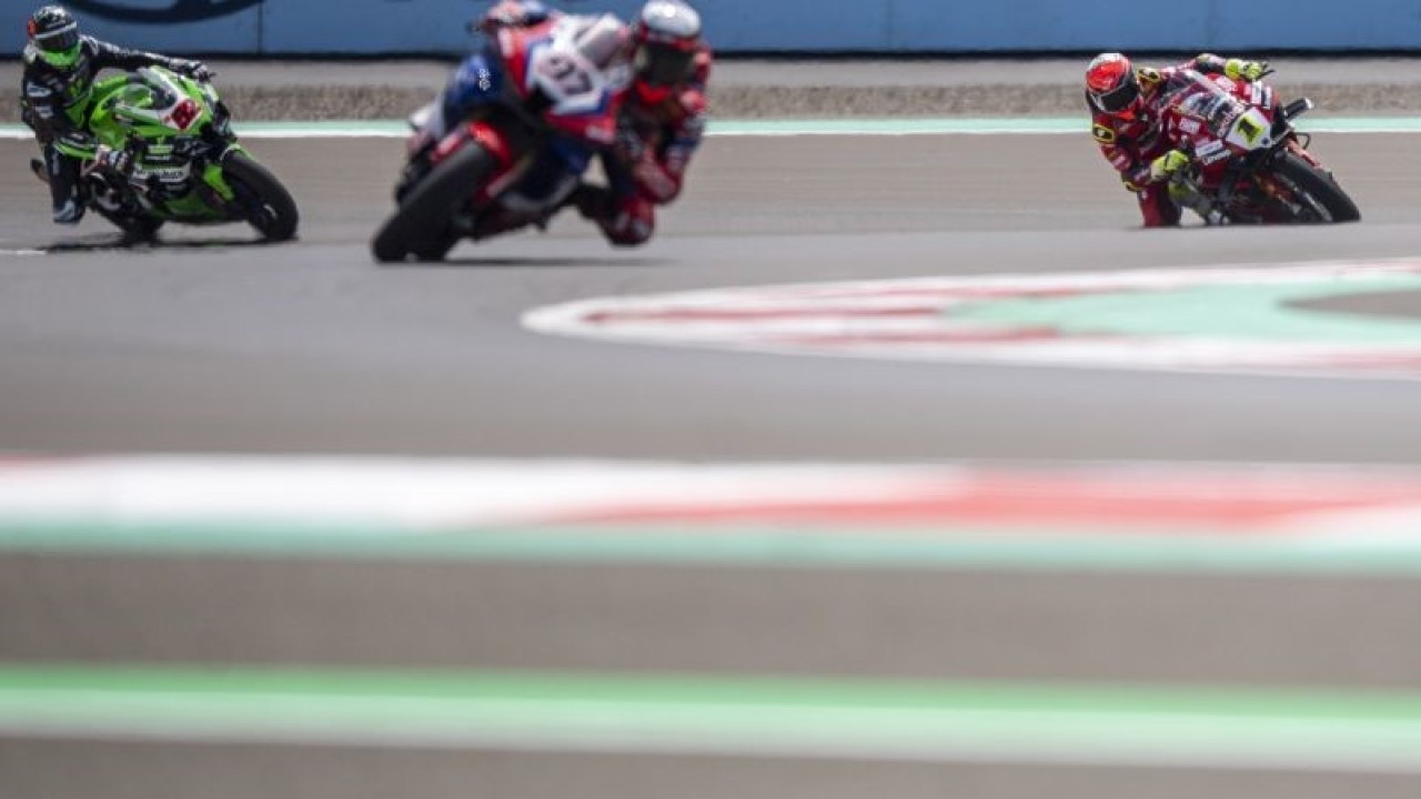 Pembalap Aruba.it Racing-Ducati Alvaro Bautista (tengah), pembalap Orelac Racing MOVISIO Oliver Konig (kiri) dan pembalap HRC Xavi Vierge (tengah) memacu kecepatan pada latihan bebas pertama saat MOTUL FIM Superbike World Championship (WSBK) Indonesian Round 2023 di Pertamina Mandalika International Street Circuit di KEK Mandalika, Lombok Tengah, NTB, Jumat (3/3/2023). Sesi latihan pertama tersebut untuk balapan Supersport dan World Superbike. ANTARA FOTO/M Agung Rajasa/nym.