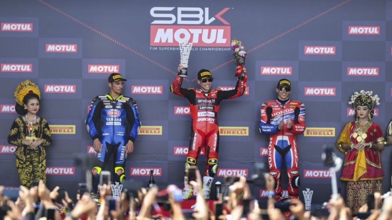 Pebalap Aruba.it Racing Ducati Alvaro Bautista (tengah) bersama Pebalap Pata Yamaha Prometeon WorldSBK Toprak Razgatlioglu (kedua kiri) dan Pebalap tim HRC Xavi Vierge (kedua kanan) saat seremoni podium WSBK Mandalika 2023 di Pertamina Mandalika International Street Circuit di KEK Mandalika, Praya, Lombok Tengah, NTB, Minggu (5/3/2023). Alvaro Bautista berhasil menjadi yang tercepat pada Race 2 World Superbike (WSBK) 2023 seri Mandalika dengan catatan waktu tercepat 1 menit 32,247 detik. ANTARA FOTO/Ahmad Subaidi/tom.