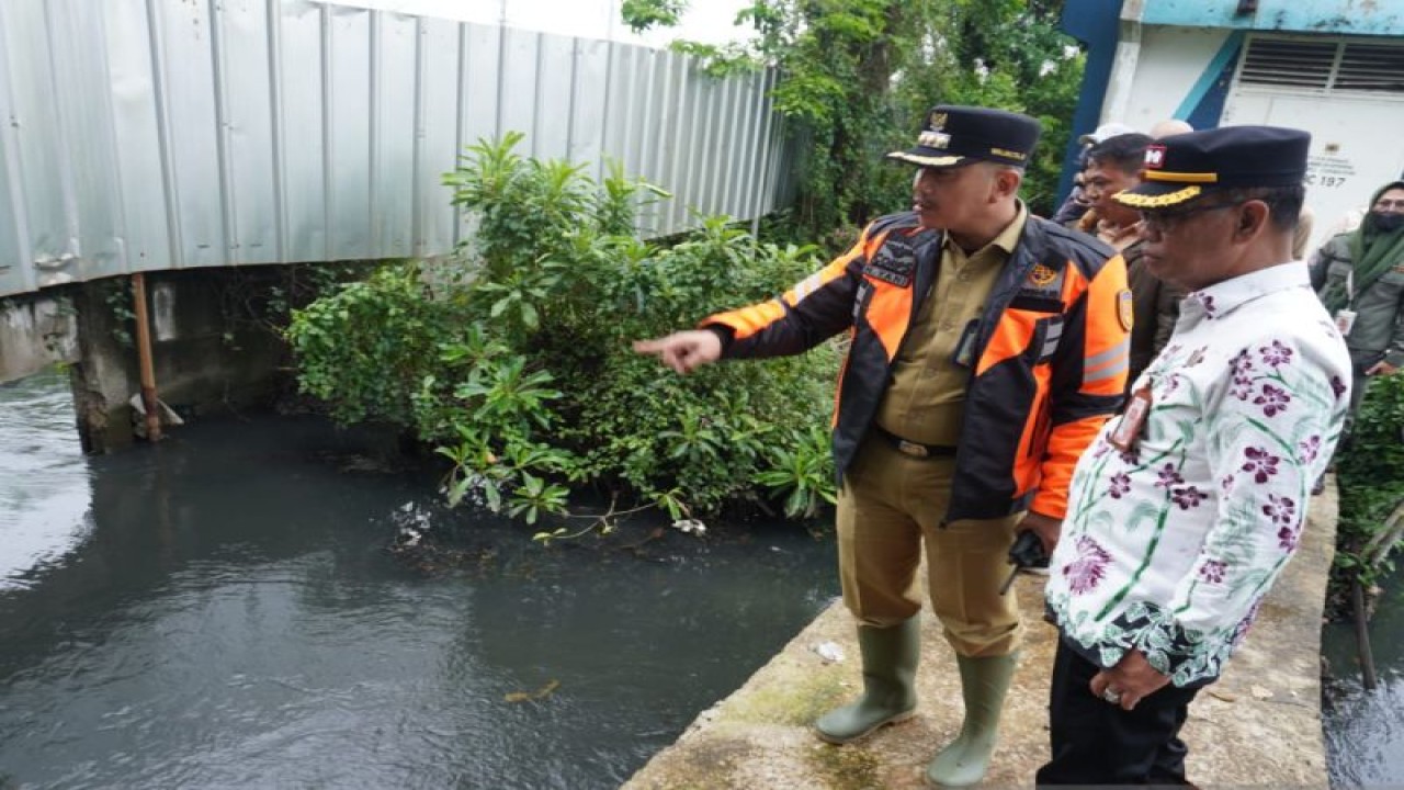 Wali Kota Jakarta Barat, Yani Wahyu Purwoko, saat menjual banjir di Kalideres, Kamis (2/3/2023). ANTARA / Walda