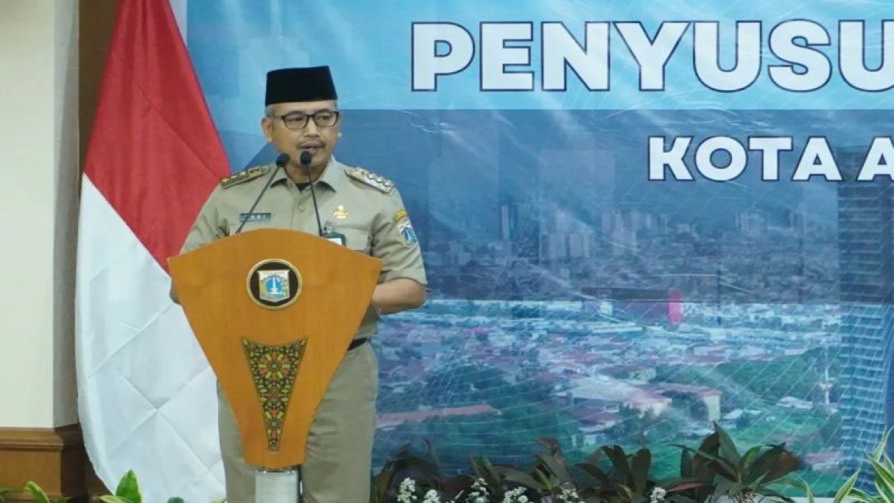 Wali Kota Jakarta Barat Yani Wahyu Purwokon saat membuka Musrenbang Tingkat Kota Jakarta Barat, Selasa (21/3/2023). (ANTARA/HO-Pemkot Jakarta Barat)