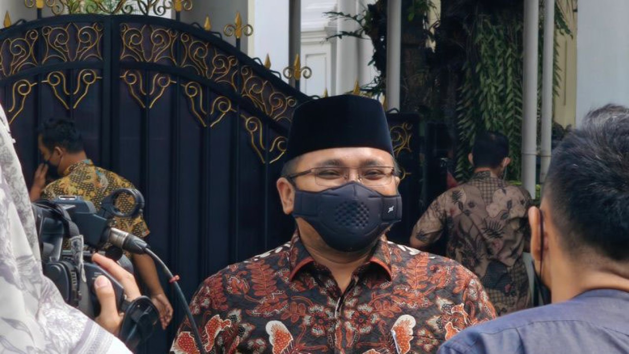 Menteri Agama Yaqut Cholil Qoumas meninggalkan lingkungan Istana Kepresidenan Jakarta, Jumat (24/3/2023). (ANTARA/Gilang Galiartha)