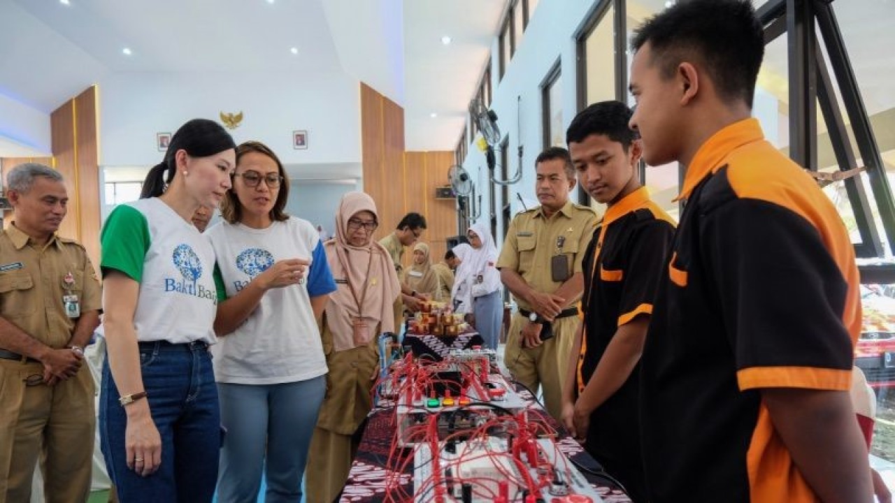 Yayasan Bakti Barito melakukan kunjungan di SMKN 2 Sukoharjo, Senin (13/3/2023). ANTARA/Aris Wasita