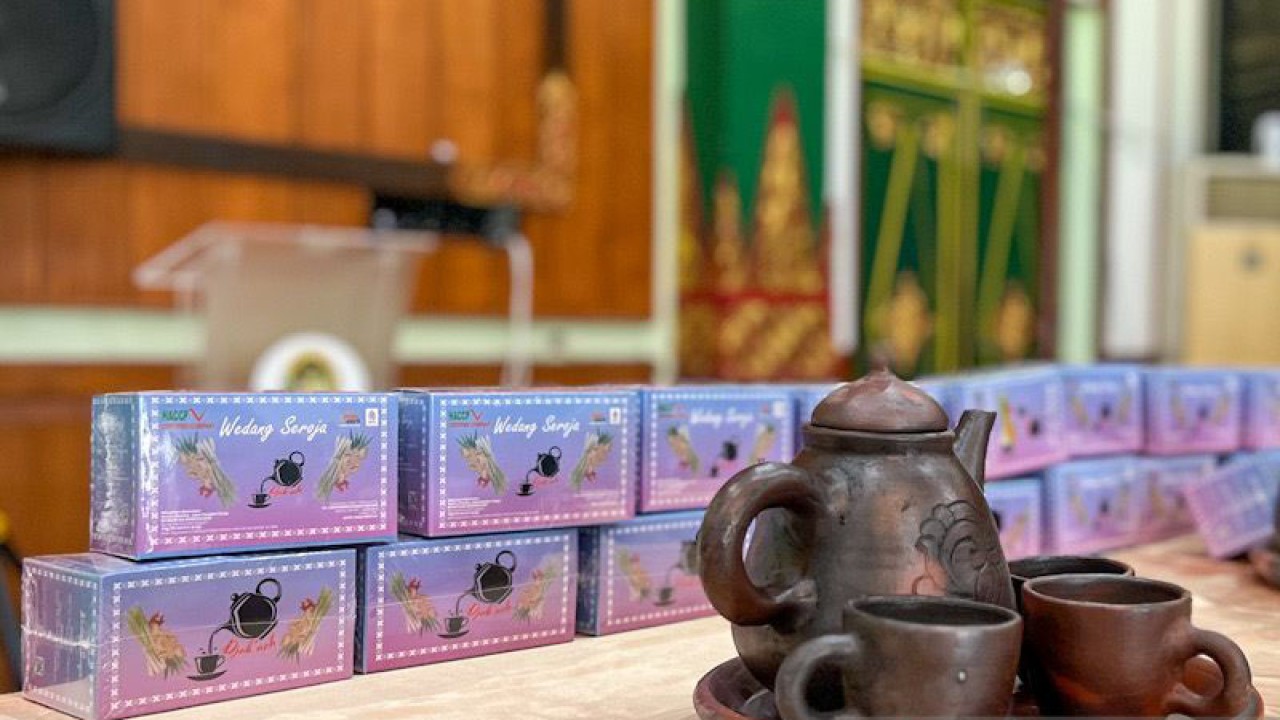 Salah satu produk minuman rempah produksi kelompok tani di Kota Yogyakarta yang menggunakan merek Djok Neh, yaitu merek tunggal yang digunakan untuk produk olahan hasil pertanian dari kelompok tani yang tergabung dalam Asosiasi Petani Sayur Kota Yogyakarta. (ANTARA/Eka AR)