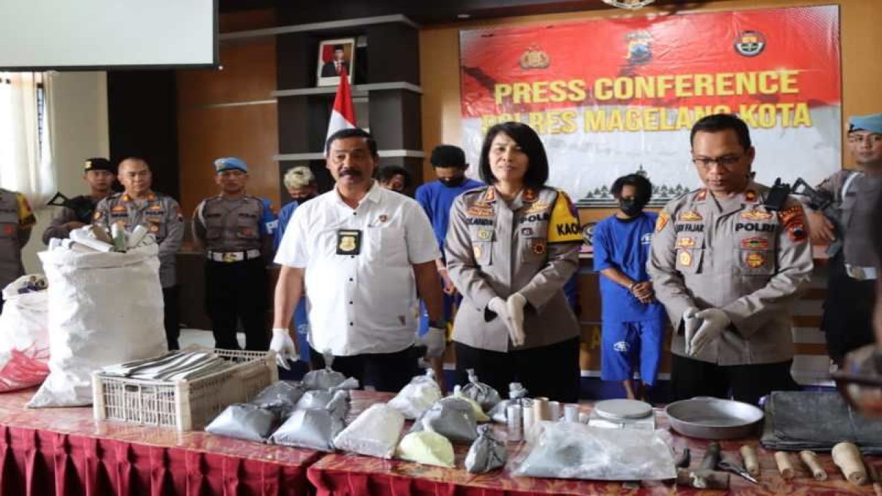 Kapolres Magelang Kota AKBP Yolanda Evalyn Sebayang (tengah) dalam konferensi pers pengungkapan bahan peledak jenis mercon. ANTARA/HO - Polres Magelang Kota