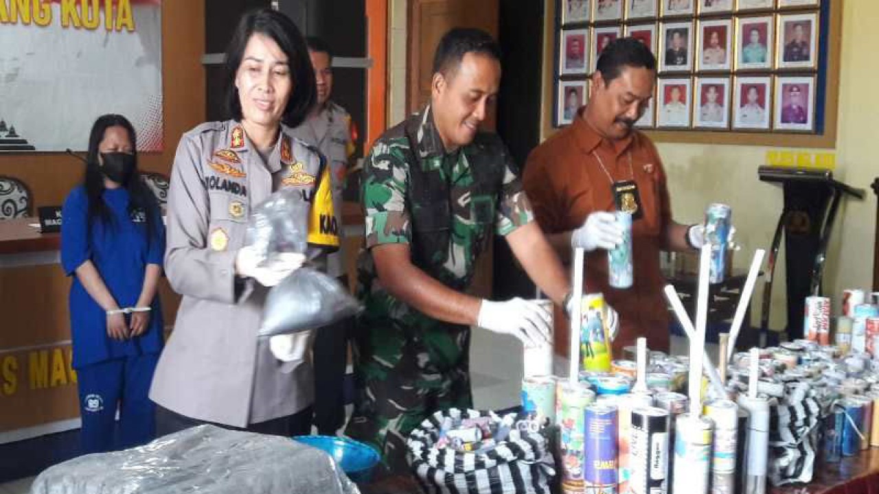 Kapolres Magelang Kota AKBP Yolanda Evalyn Sebayang menunjukkan barang bukti tindak pidana bahan peledak jenis mercon. ANTARA/Heru Suyitno