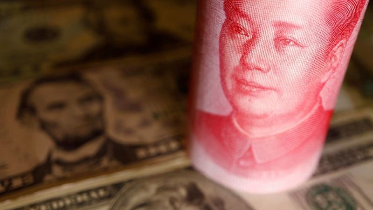 Arsip Foto - Uang kertas dolar AS dan yuan China terlihat dalam ilustrasi ini yang diambil Selasa (14/6/2022). ANTARA/REUTERS/Florence Lo/am.