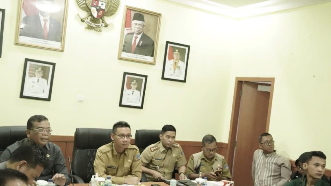 Wakil Bupati OKU Timur, Adi Nugraha Purna Yudha membuka lokakarya membahas penurunan angka kemiskinan dan penghapusan kemiskinan ekstrem bersama Badan Pusat Statistik (BPS) setempat di Martapura, Rabu. (ANTARA/Edo Purmana/23)