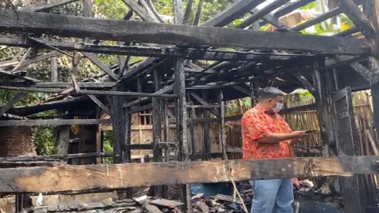 Anggota Komisi IV DPRD Kabupaten Garut Yudha Puja Turnawan saat mengunjungi rumah warga yang terbakar dan memberikan bantuan bagi korban kebakaran di Kecamatan Cigedug, Garut, Jawa Barat, Jumat (10/3/2023). ANTARA/HO-DPRD Garut