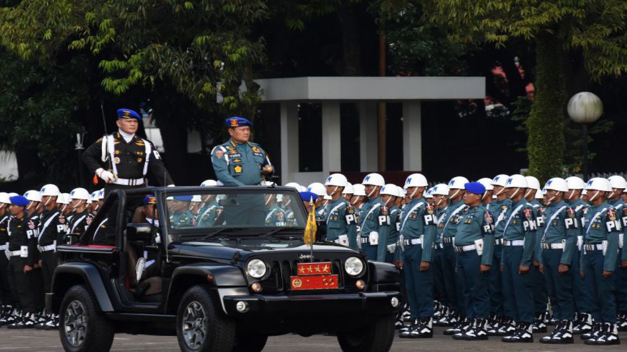 Panglima TNI Laksamana TNI Yudo Margono (tengah) memeriksa pasukan saat upacara pembukaan gelar Operasi Penegakan Ketertiban (Opsgaktib) dan Yustisi Polisi Militer TNI Tahun 2023 di Mabes TNI, Cilangkap, Jakarta Timur, Rabu (8/3/2023). ANTARA FOTO/Indrianto Eko Suwarso/nym.