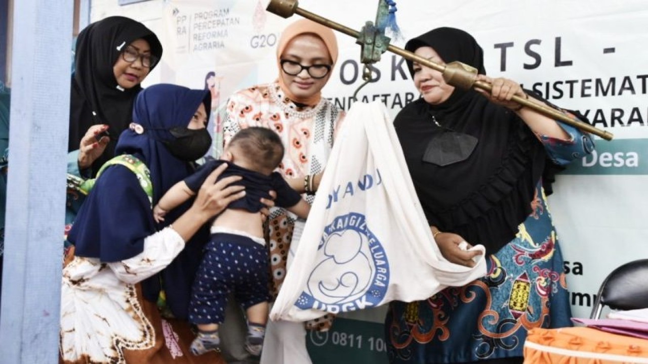 Ketua TP-PKK Kalteng Yulistra Ivo Sugianto Sabran saat mengunjungi Posyadu Usaha Bersama I Kecamatan Dusun Selatan, Barito Selatan. ANTARA/HO-Diskominfosantik Kalteng
