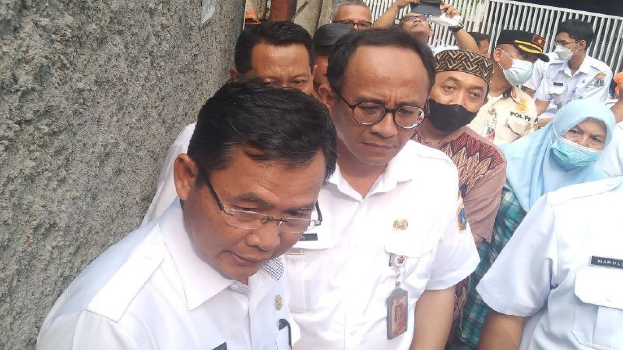 Arsip Kepala Dinas Sumber Daya Air DKI Yusmada Faizal (kiri) diwawancarai media ketika meninjau penanganan banjir di Jakarta Selatan, Rabu (19/10/2022) ANTARA/Dewa Ketut Sudiarta Wiguna