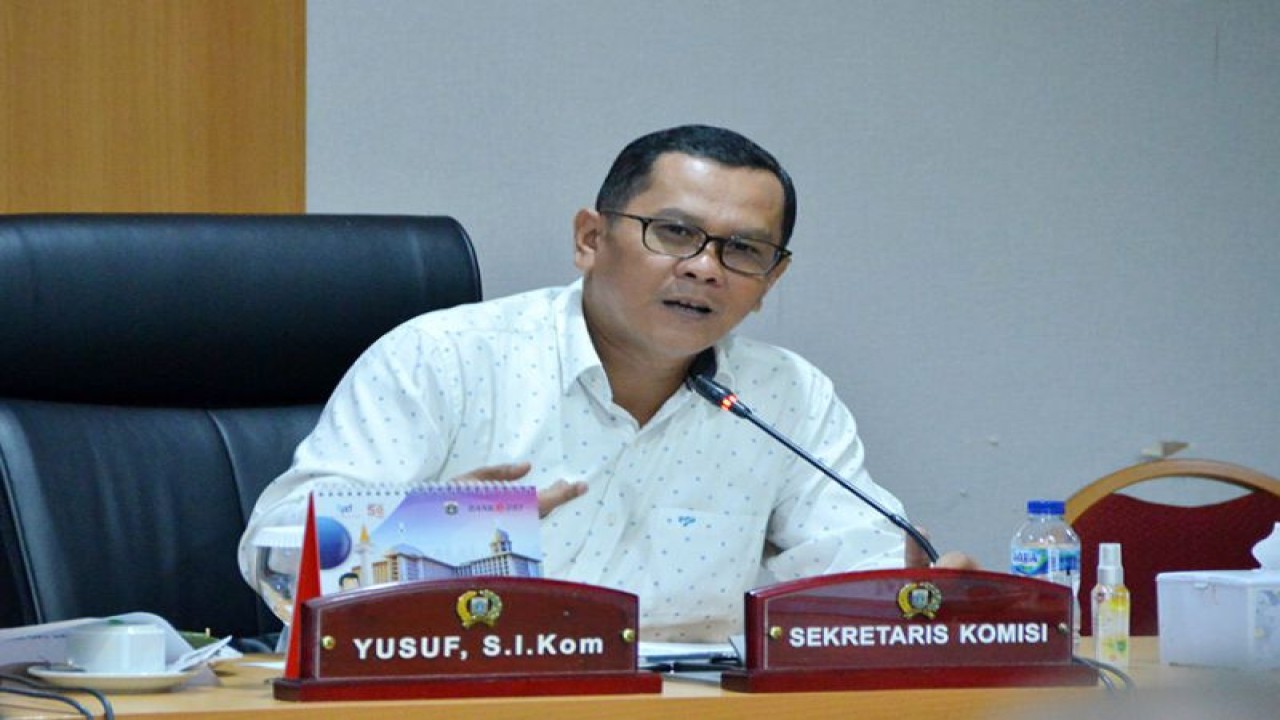 Sekretaris Komisi C DPRD DKI Jakarta Yusuf memberikan keterangan dalam rapat komisi di Gedung DPRD DKI Jakarta, Rabu (8/3/2023). ANTARA/HO DPRD DKI Jakarta