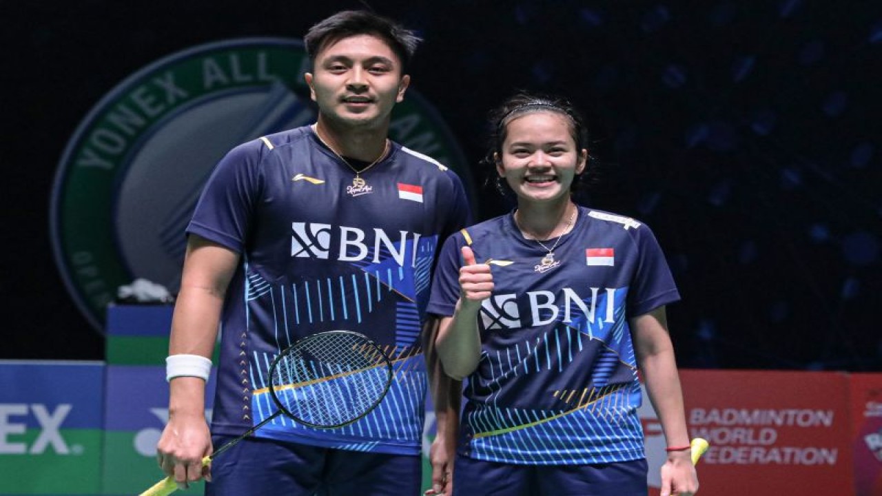 Ganda campuran Zachariah Josiahno Sumanti/Hediana Julimarbela memetik kemenangan atas unggulan delapan asal Jerman Mark Lamsfuss/Isabel Lohau, dengan dua gim langsung 21-17, 21-18 pada babak pertama All England 2023 di Birmingham, Inggris, Rabu. (ANTARA/HO-PP PBSI)