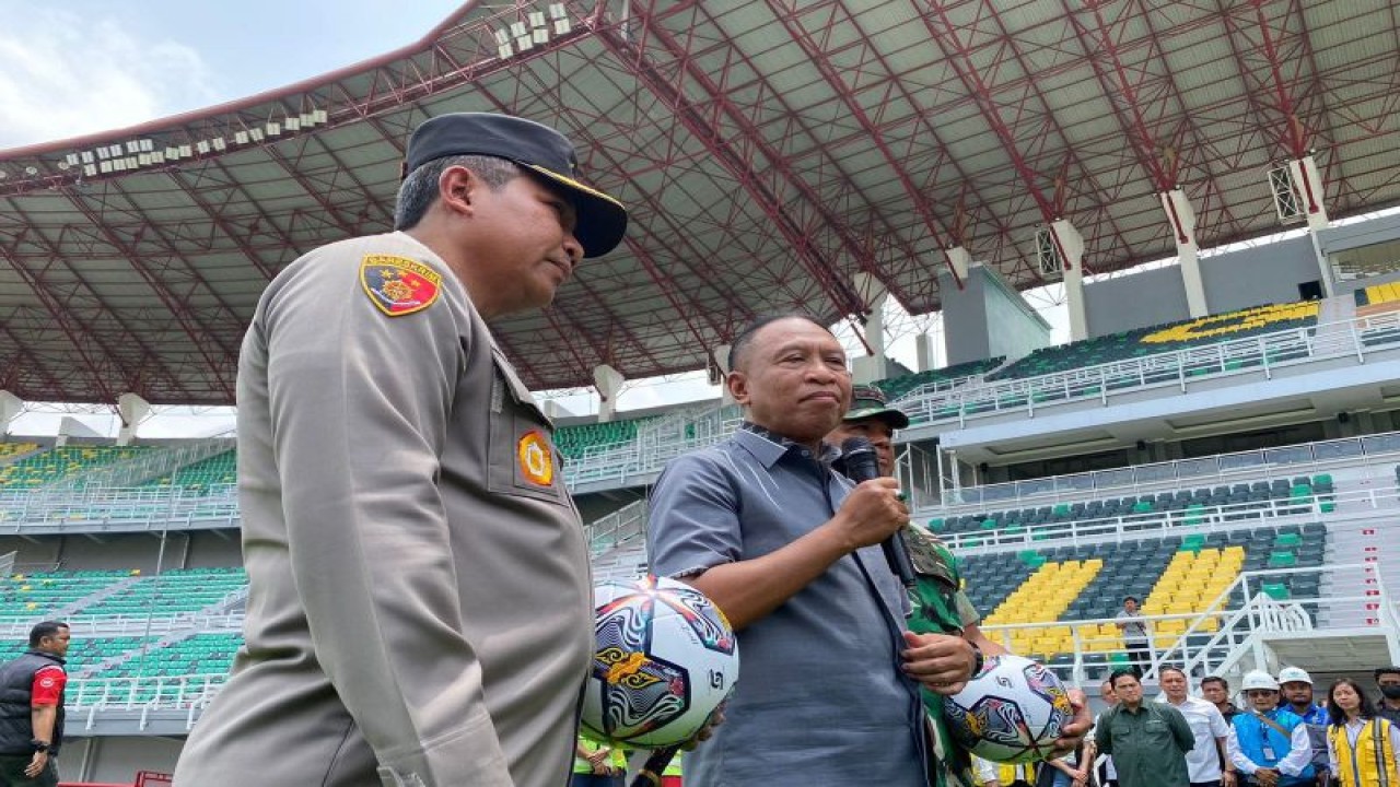 Wakil Ketua Umum PSSI Zainudin Amali saat memberikan keterangan terkait surat pengunduran dirinya yang resmi diterima Presiden RI Joko Widodo di sela peninjauan kesiapan Gelora Bung Tomo (GBT) Surabaya, Senin (13/3/2023). (ANTARA/Ananto Pradana)