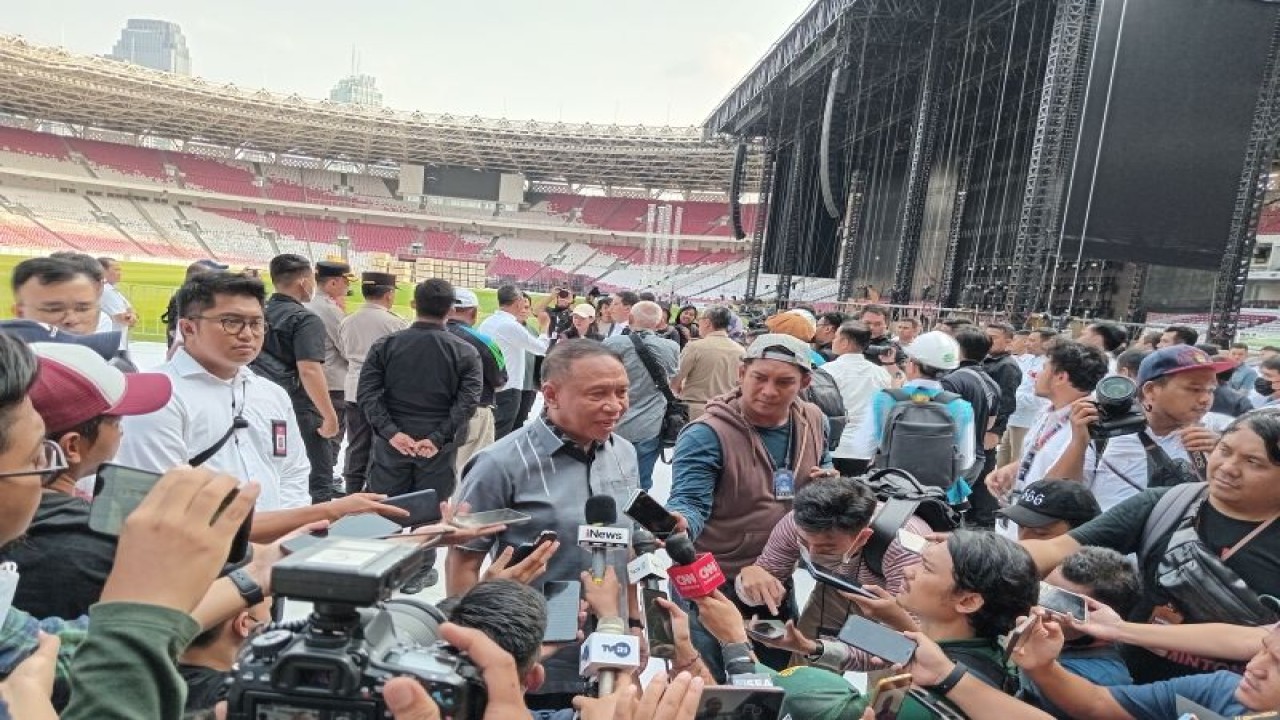 Wakil ketua unum PSSI Zainudin Amali (baju abu-abu) menjawab pertanyaan para pewarta setelah meninjau lapangan Stadion Utama Gelora Bung Karno, Jakarta, Senin (13/3/2023). (ANTARA/RAUF ADIPATI)