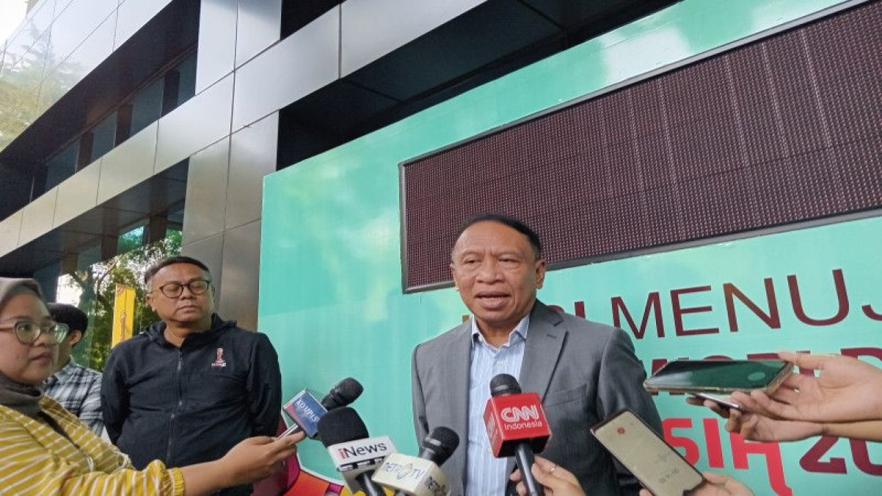 Wakil Ketua Umum PSSI Zainudin Amali menjawab pertanyaan para pewarta di GBK Arena, Jakarta, Jumat (17/3/2023). (ANTARA/RAUF ADIPATI)