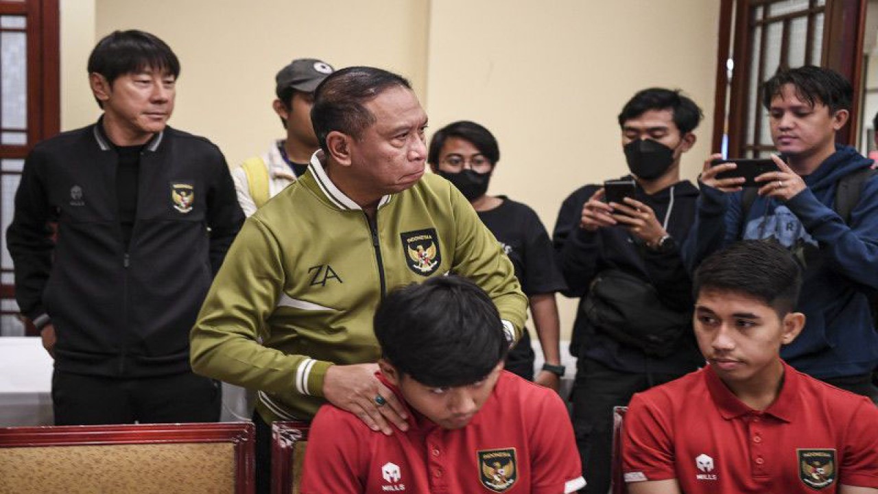 Wakil Ketua Umum PSSI Zainudin Amali (kedua kiri) berbincang dengan pesepak bola Timnas U20 saat mengunjungi pemusatan latihan di Jakarta, Kamis (30/3/2023). . ANTARA FOTO/M Risyal Hidayat/nym (ANTARA FOTO/M RISYAL HIDAYAT)