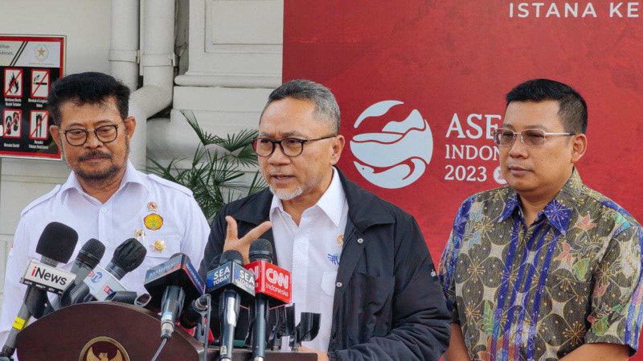Menteri Perdagangan Zulkifli Hasan (tengah) memberikan keterangan di Kompleks Istana Kepresidenan, Jakarta, Jumat (24/3/2023). (ANTARA/Gilang Galiartha)