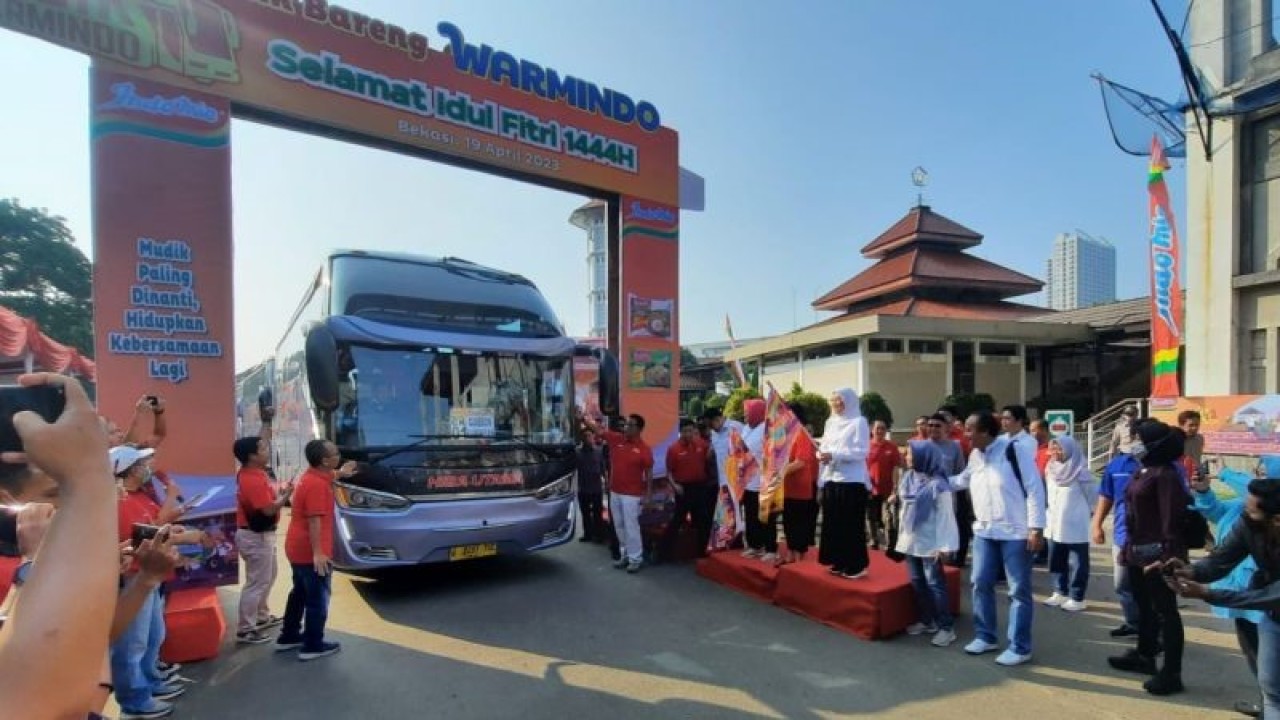Pelepasan keberangkatan armada yang mengangkut pengusaha warung makan indomie oleh Menaker RI dan Direksi PT Indofood CBP di Masjid Islamic Center Kota Bekasi, Jawa Barat, Rabu. (ANTARA/Pradita Kurniawan Syah).