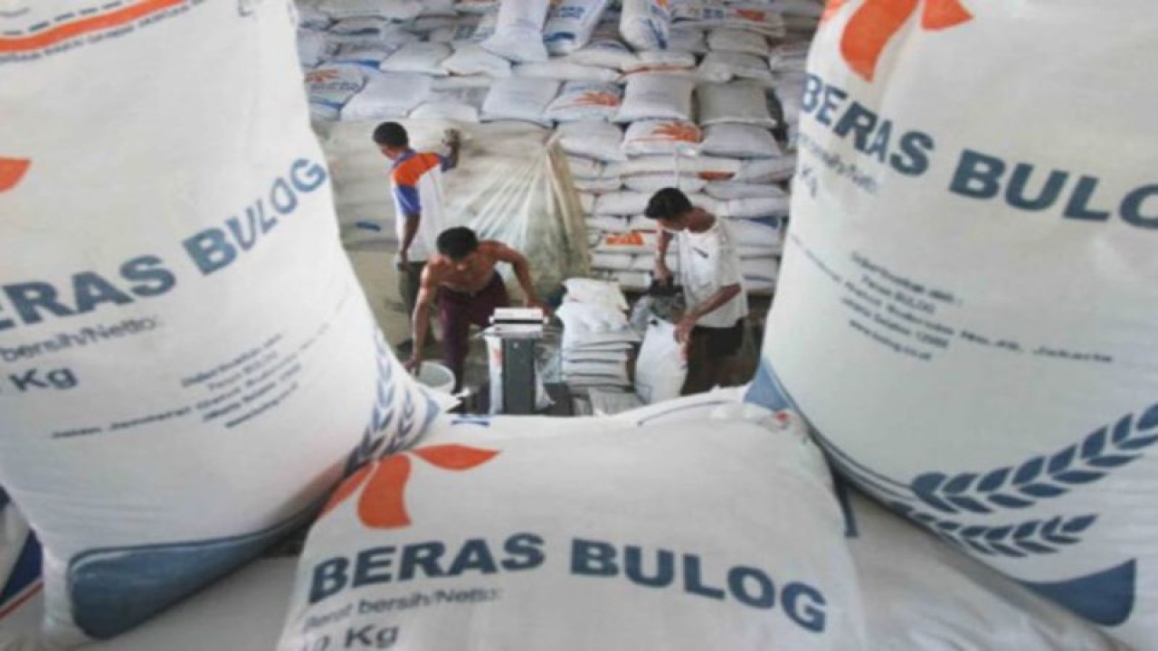 Sejumlah pekerja melakukan proses kemas ulang dari kemasan 50 kg menjadi 10 kg di gudang Bulog Probolinggo. ANTARA/HO-Diskominfo Kabupaten Probolinggo