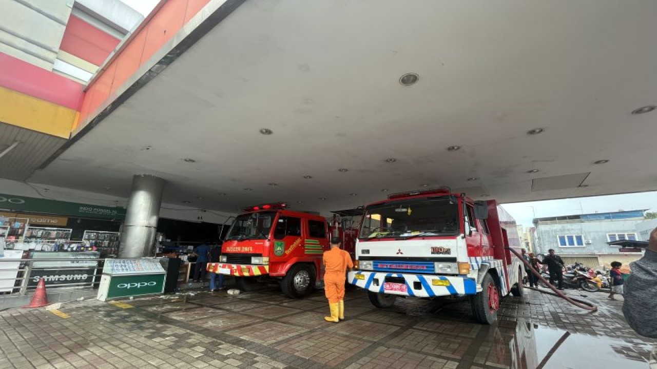 Petugas dengan dukungan mobil pemadam kebakaran berupaya memadam api yang meliputi bagian dari Plaza Botania 1 di Kota Batam, Provinsi Kepulauan Riau, Rabu (5/4/2023). (ANTARA/Jessica)
