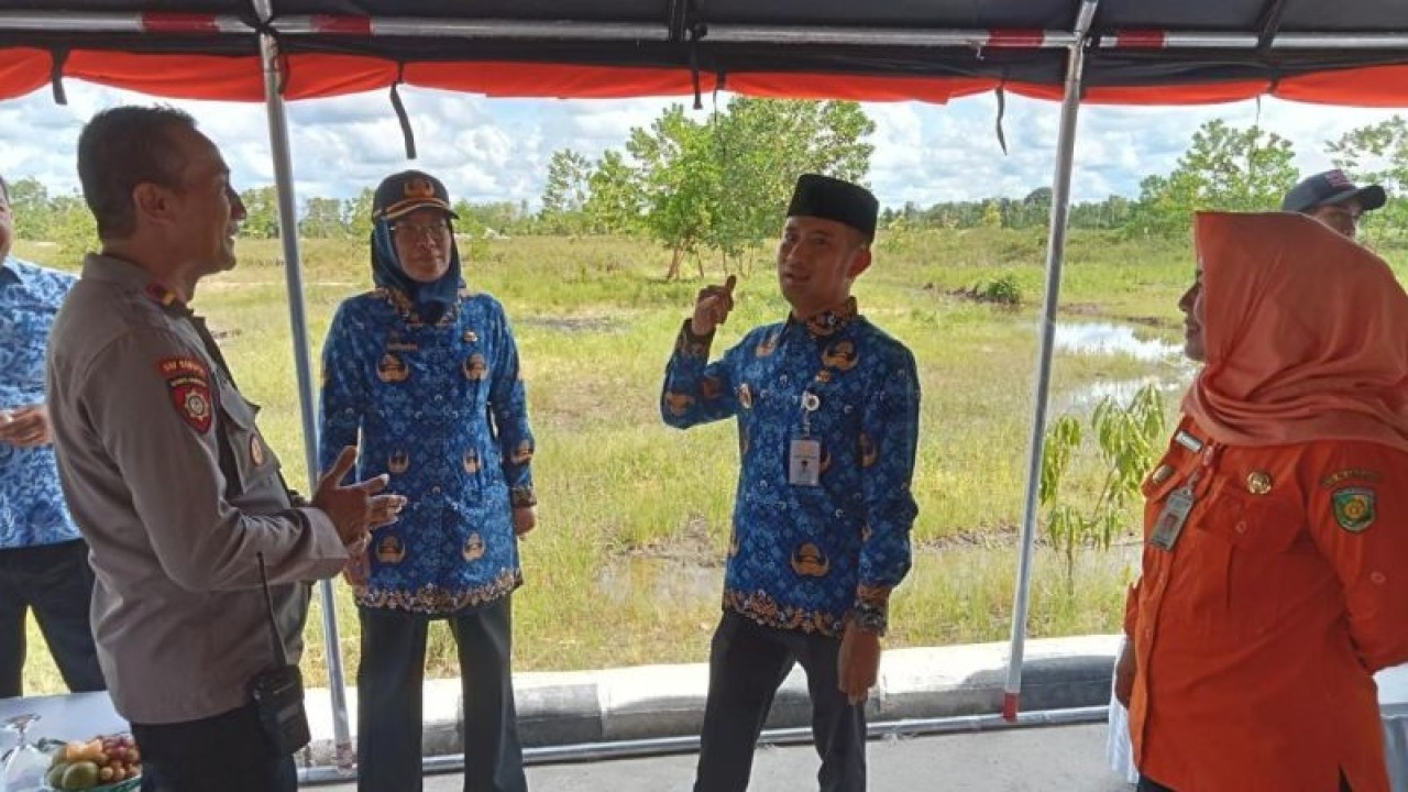 Wali Kota Palangka Raya, Kalimantan Tengah Fairid Naparin (tengah) berbincang dengan sejumlah pejabat pemkot setempat usai mengikuti apel dan simulasi peringatan hari kesiapsiagaan yang dilaksanakan di Polsek Jekan Raya di Jalan Mahir Mahar lingkar dalam, Rabu (26/4/2023). ANTARA/Adi Wibowo