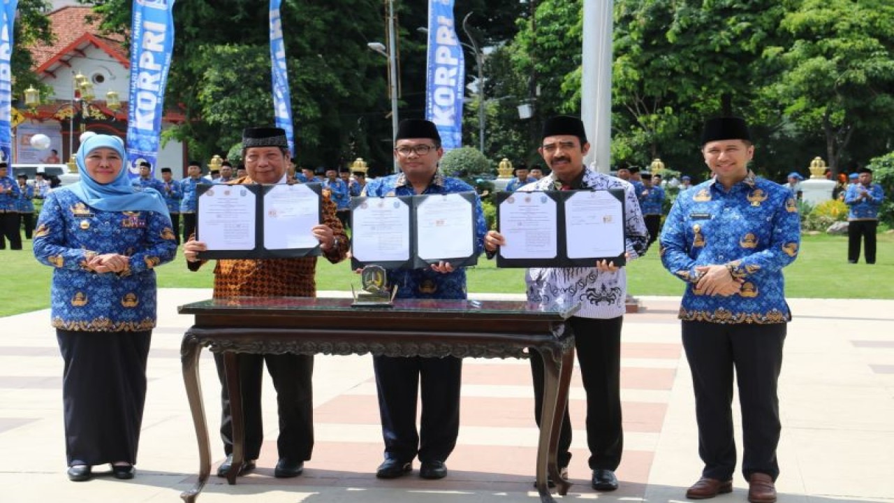 Arsip Foto - Gubernur Jawa Timur Khofifah Indar Parawansa memberikan penghargaan kepada guru dalam upacara yang berlangsung di halaman Gedung Negara Grahadi Surabaya. (ANTARA/HO-Biro Adpim Jatim)