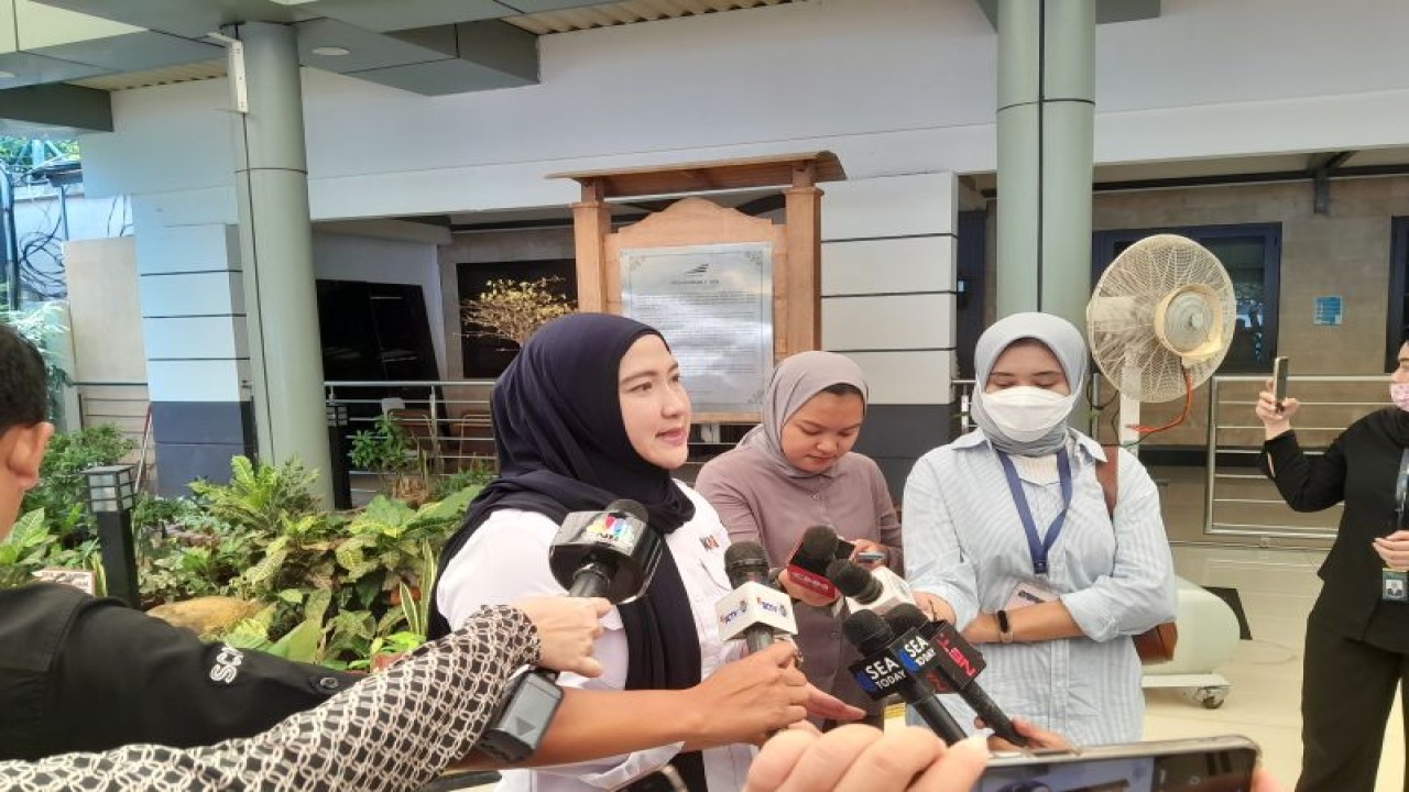 Kepala Hubungan Masyarakat (Humas) PT KAI Daop 1 Jakarta Eva Chairunisa saat diwawancarai pewarta di stasiun Pasar Senen, Rabu (26/4). (ANTARA/Fajar Satriyo)