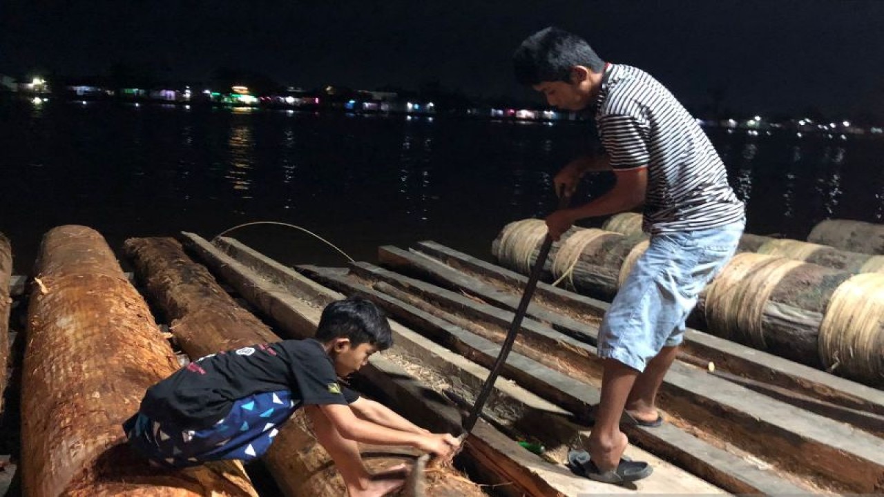 Warga membuat meriam karbit dari balok kayu di tepi Sungai Kapuas, Kota Pontianak, Provinsi Kalimantan Barat. (ANTARA/Sucia Lucinda)